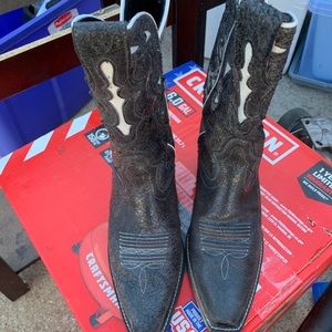 Like new Ariat cowboy boots 9.5